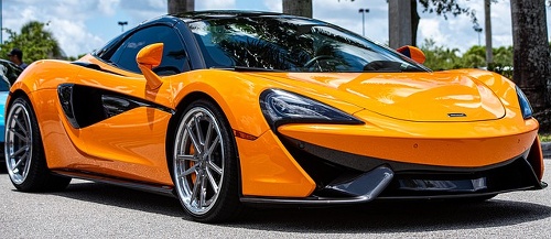 Bild zeigt einen vollausgestatteten und versicherten McLaren.