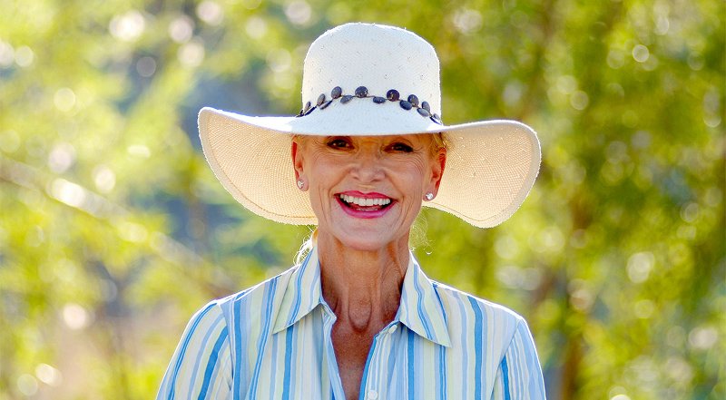 gut gelaunte Frau spart steuern bei der Rente