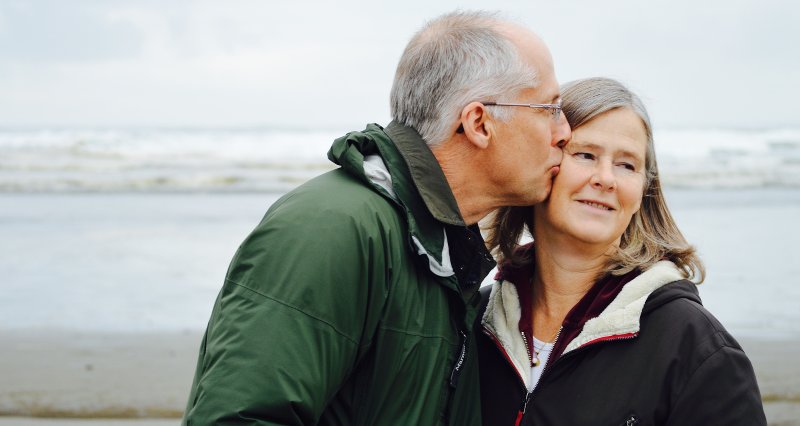 Lebenststandard im Alter halten - Paar im Ruhestand macht Urlaub