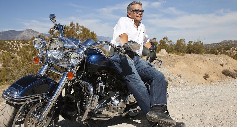 Rentner spart Steuern und kauft sich ein Motorrad.