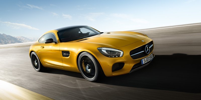 goldfarbener Mercedes AMG GT