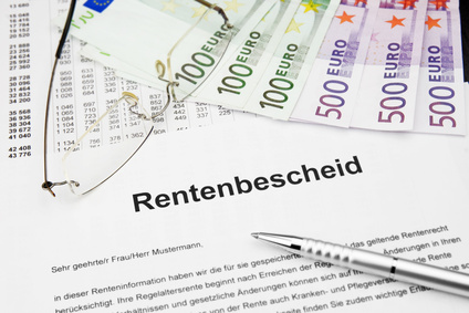Rentenbescheid mit Geld und Brille