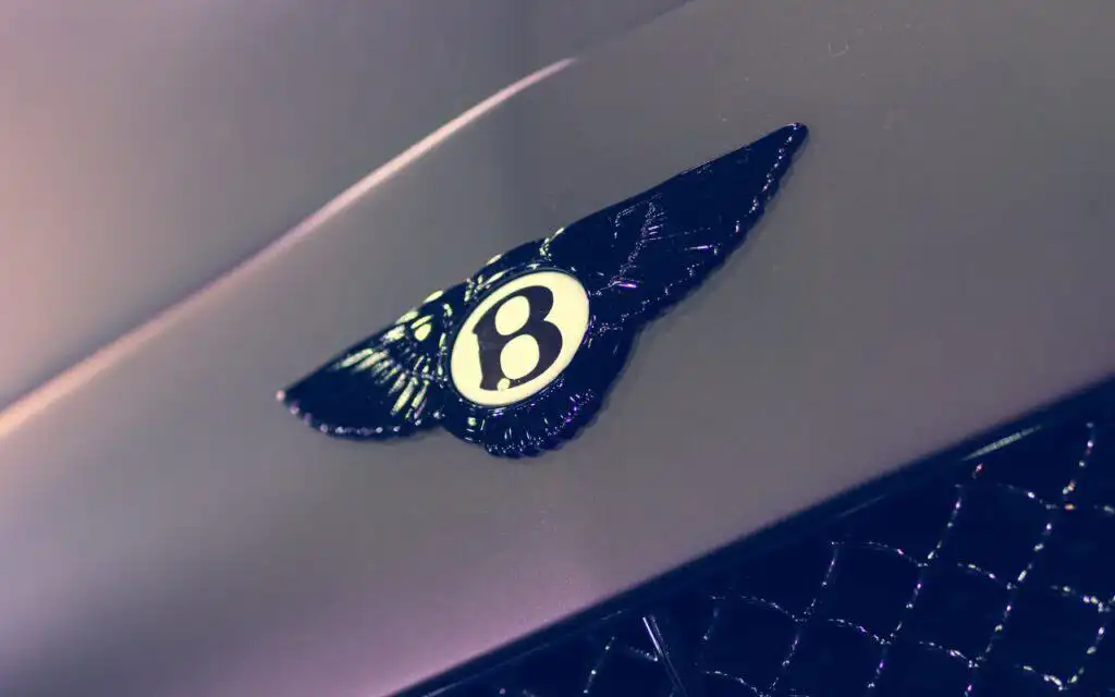 Sehr bekannt, das Bentley Emblem, das B mit den Flügeln