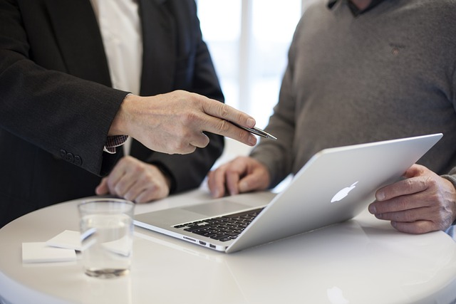 Online Finanzberatung: Termin sichern und vom Computer aus alle wichtigen Fragen klären.