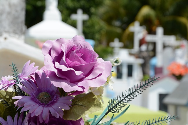 Kosten für den Bestatter, die Grabpflege und die Beisetzung können eine finanzielle Herausforderung sein.