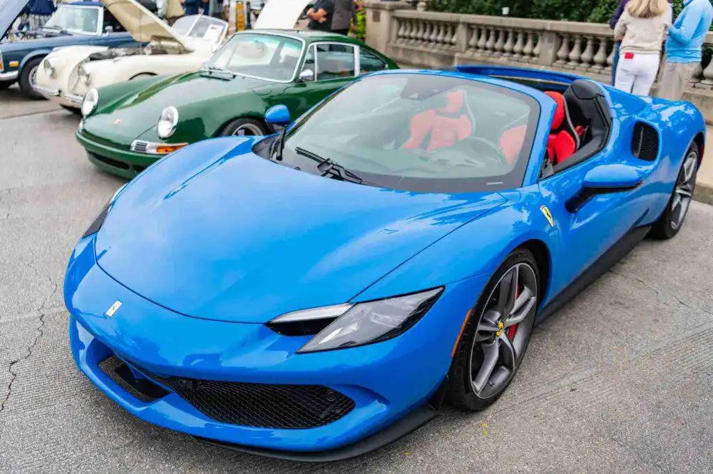 Versicherungsbeispiel: Ferrari 896 GTS - ab 5.689,77 Euro versichern