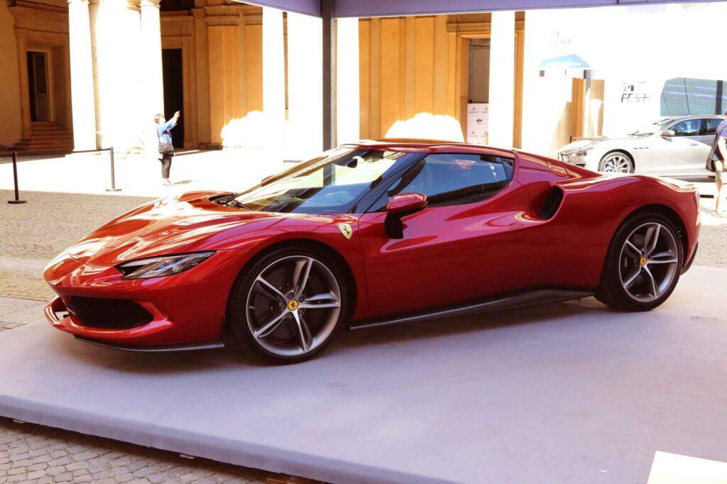 Versicherungsbeispiel: Ferrari 296 GTB - ab 2.641,89 Euro versichern