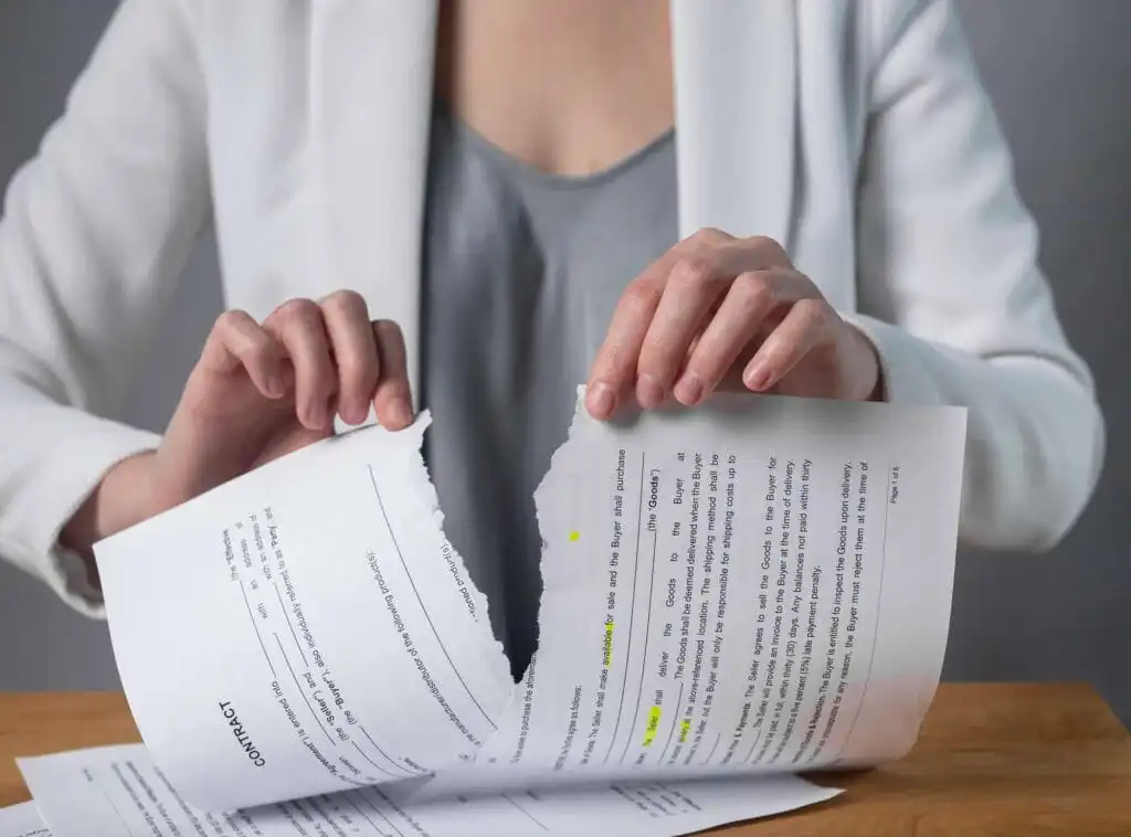 Frau zerreißt einen BU Vertrag