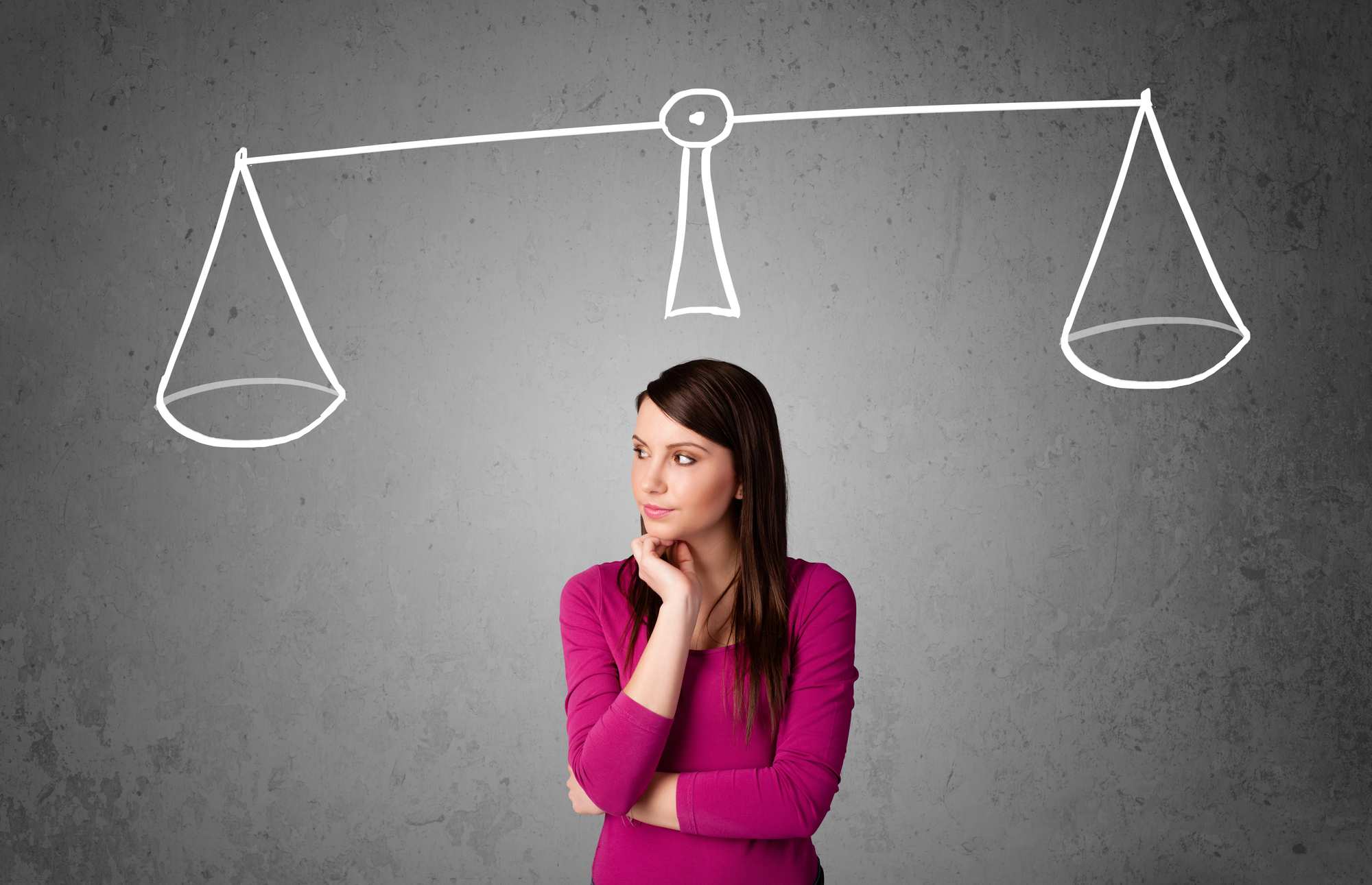 Person vergleicht Berufsunfähigkeitsversicherung und Arbeitsunfähigkeitsversicherung, um den persönlichen Absicherungsbedarf richtig zu bestimmen.