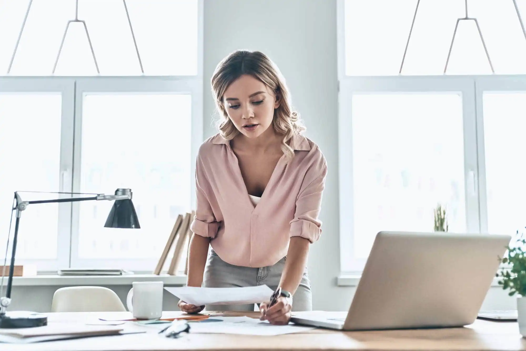 Junge Erwachsene mit ADHS informiert sich über Berufsunfähigkeitsversicherung – Chancen auf Versicherungsschutz trotz psychischer Vorerkrankung prüfen.