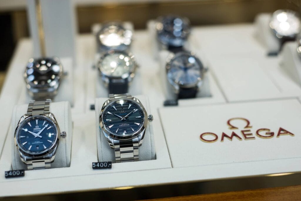 Omega Luxusuhren Omega-Uhren im Schaufenster mit Preisen