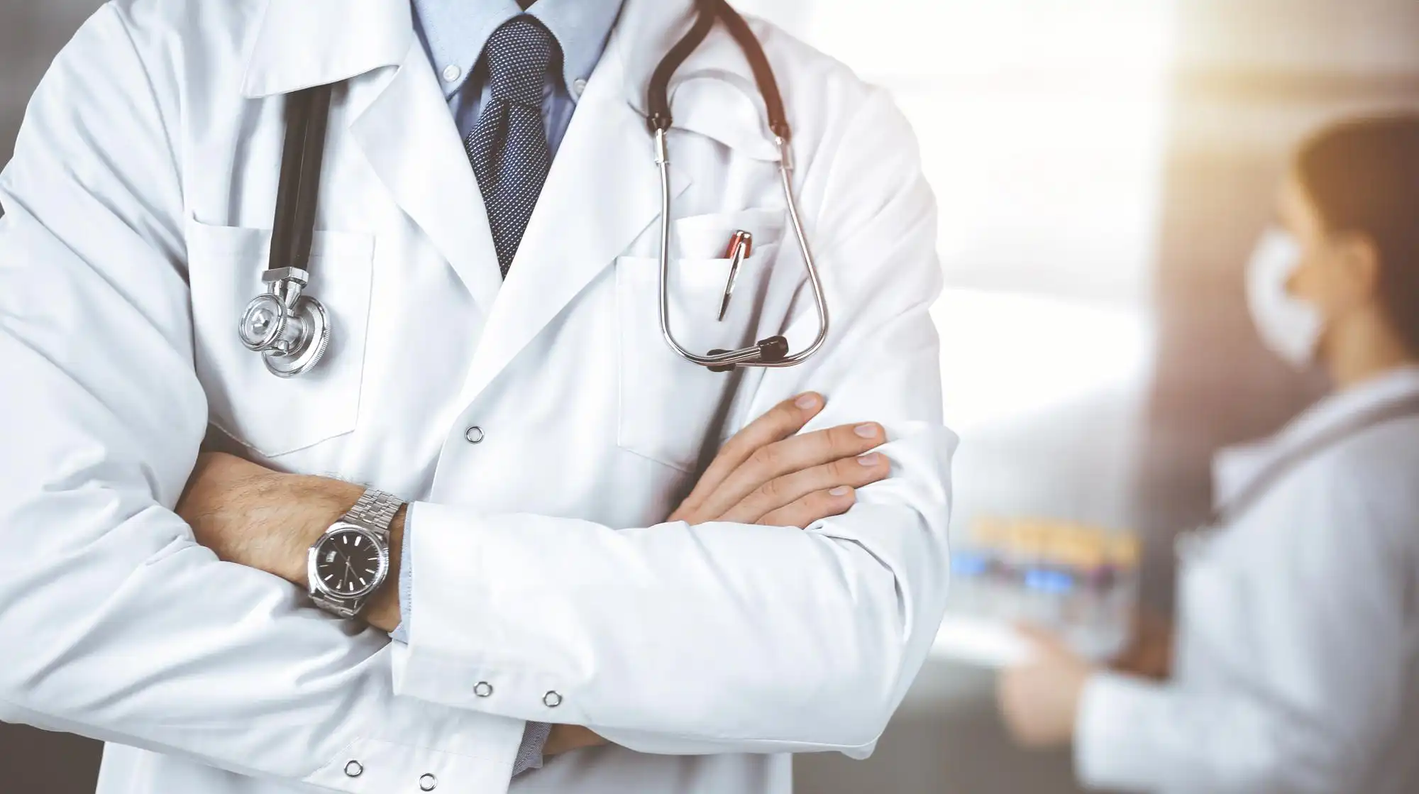 Chefarzt mit Stethoskop steht für private Krankenversicherung und medizinische Premiumbehandlung