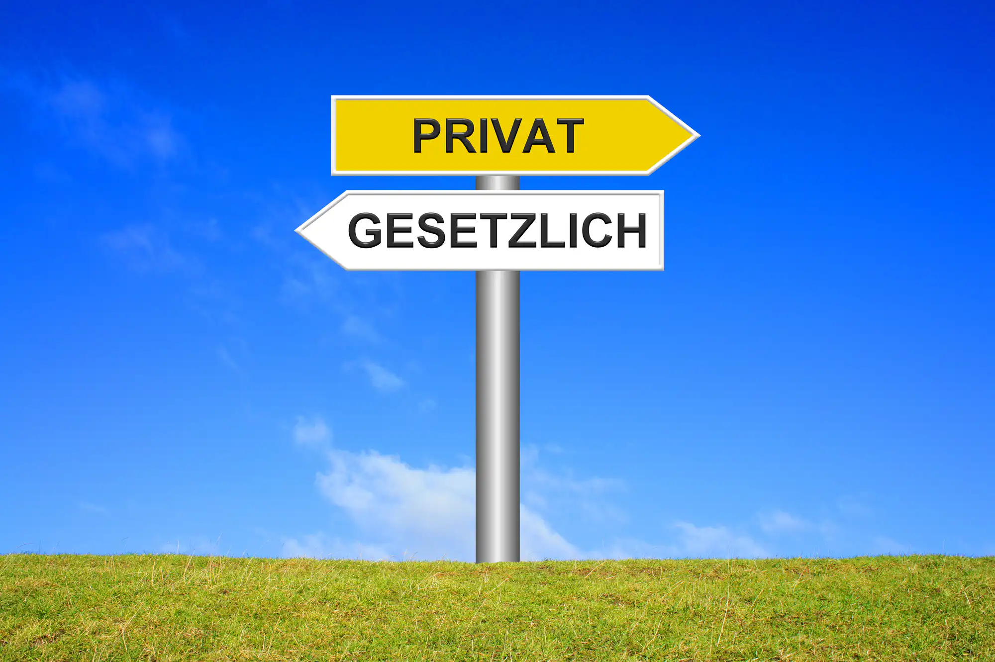 Wegweiser mit den Beschriftungen „Privat“ und „Gesetzlich“ als Symbol für den Vergleich zwischen privater und gesetzlicher Krankenversicherung