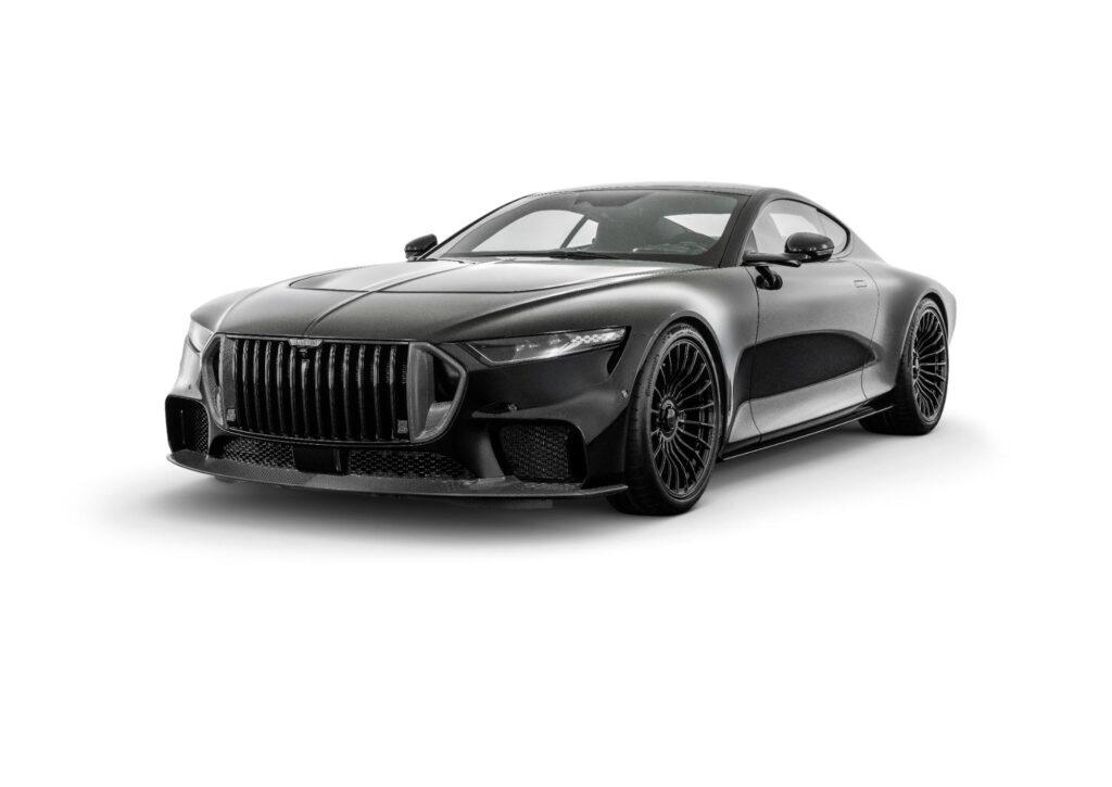 Schwarzer BRABUS Sportwagen in schräger Frontansicht mit großem Kühlergrill, Carbon-Anbauteilen und schwarzen Leichtmetallfelgen.