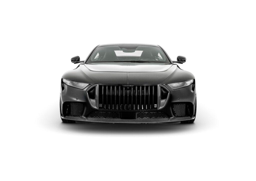 Schwarzer BRABUS Sportwagen in direkter Frontansicht mit markantem Kühlergrill, breiten Lufteinlässen und Carbon-Frontschürze.