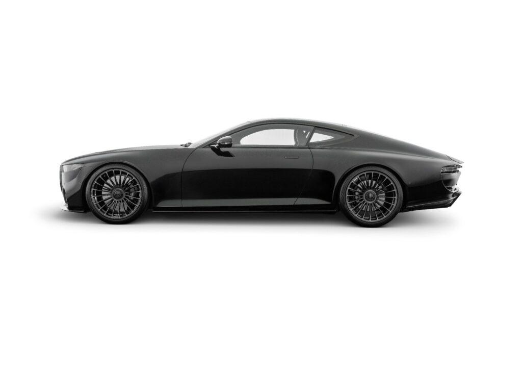 Schwarzer BRABUS Sportwagen in seitlicher Ansicht mit langgezogener Coupé-Silhouette und großen BRABUS Leichtmetallfelgen.