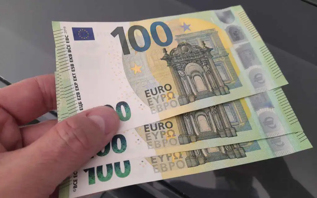 Hand hält mehrere 100-Euro-Scheine als Symbol für Krankentagegeld und finanzielle Absicherung bei längerer Krankheit.