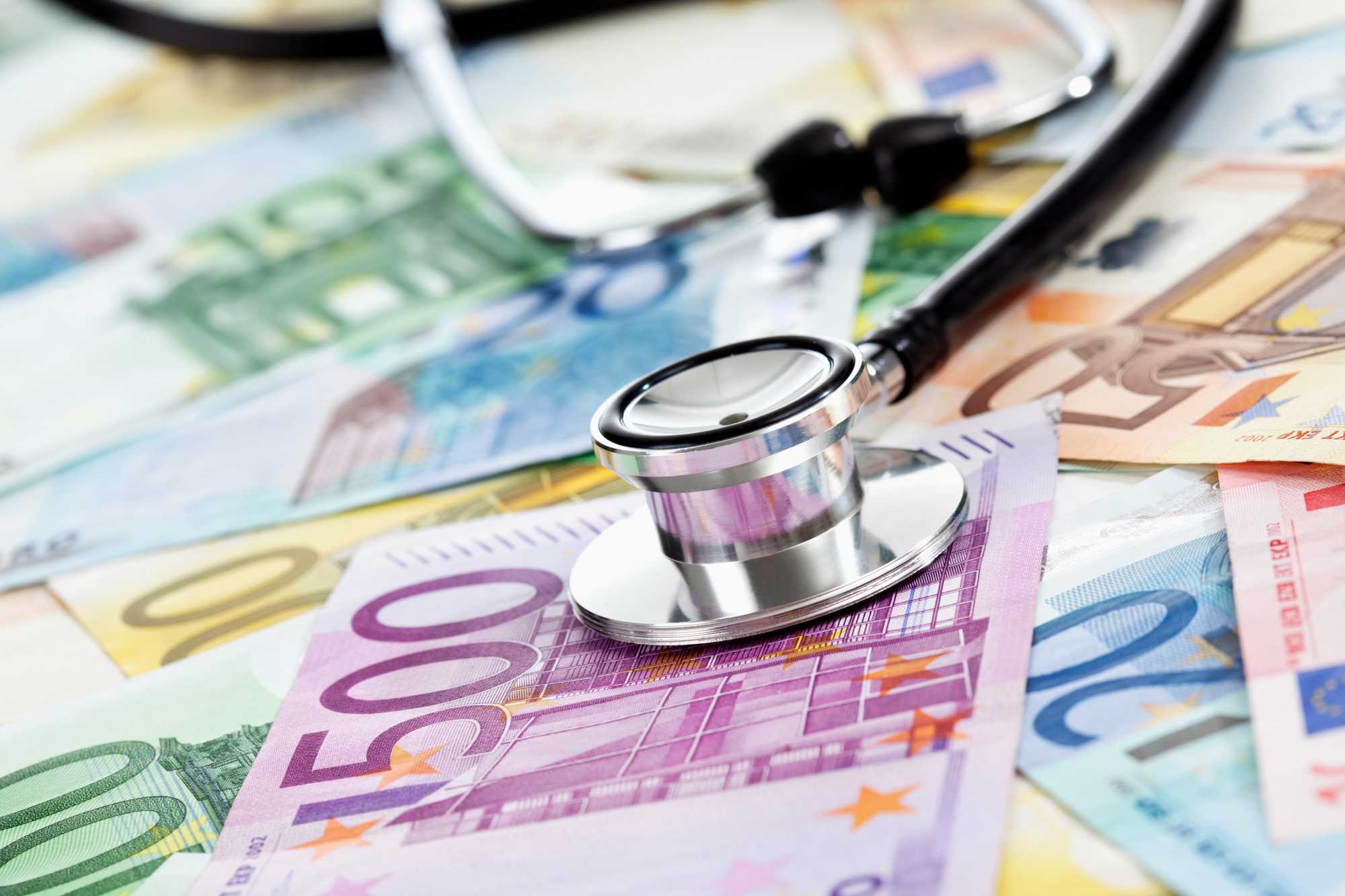 Private Krankenversicherung (PKV): Arztkosten und Gesundheitsausgaben mit Euro-Banknoten