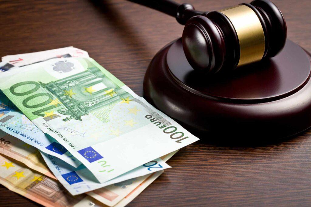Richterhammer neben Euro-Banknoten als Symbol für den gesetzlich geregelten PKV-Tarifwechsel nach § 204 VVG.
