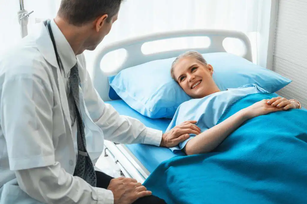 rzt im Gespräch mit Patientin im Krankenhaus als Symbol für medizinische Behandlung und Leistungen der privaten Krankenversicherung.