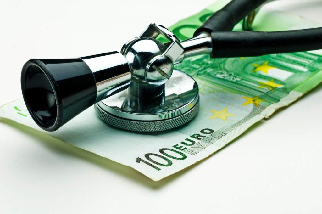 Stethoskop auf einem 100-Euro-Schein als Symbol für Kosten und Tarifwechsel in der privaten Krankenversicherung.