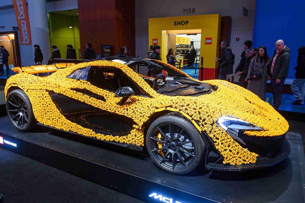McLaren P1 als lebensgroßes Modell aus LEGO-Steinen im Maßstab 1:1 auf einer Ausstellung.